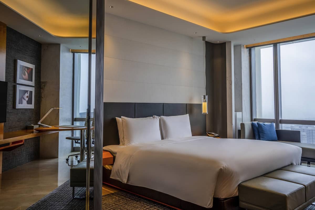 1 habitación, cubrecamas, minibar y caja de seguridad en la habitación