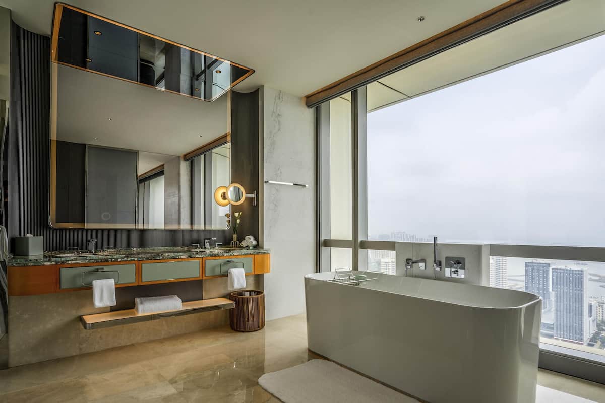 1 habitación, cubrecamas, minibar y caja de seguridad en la habitación
