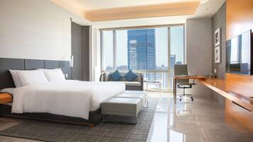 PREMIUM LUXURY ROOM, One King-Size Bed, City View | 1 habitación, edredón, minibar y caja de seguridad en la habitación