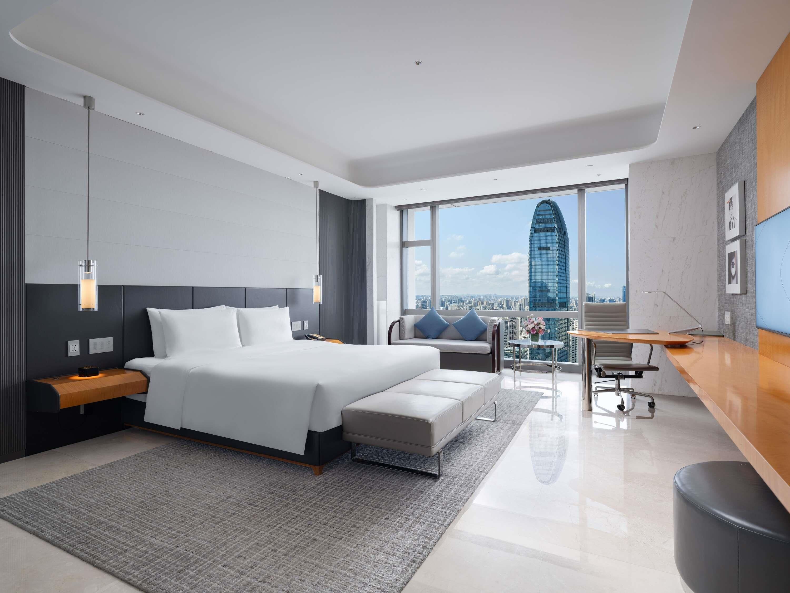 Cubrecamas, minibar, caja de seguridad en la habitación y escritorio 