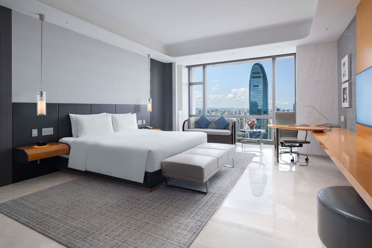 Cubrecamas, minibar, caja de seguridad en la habitación y escritorio