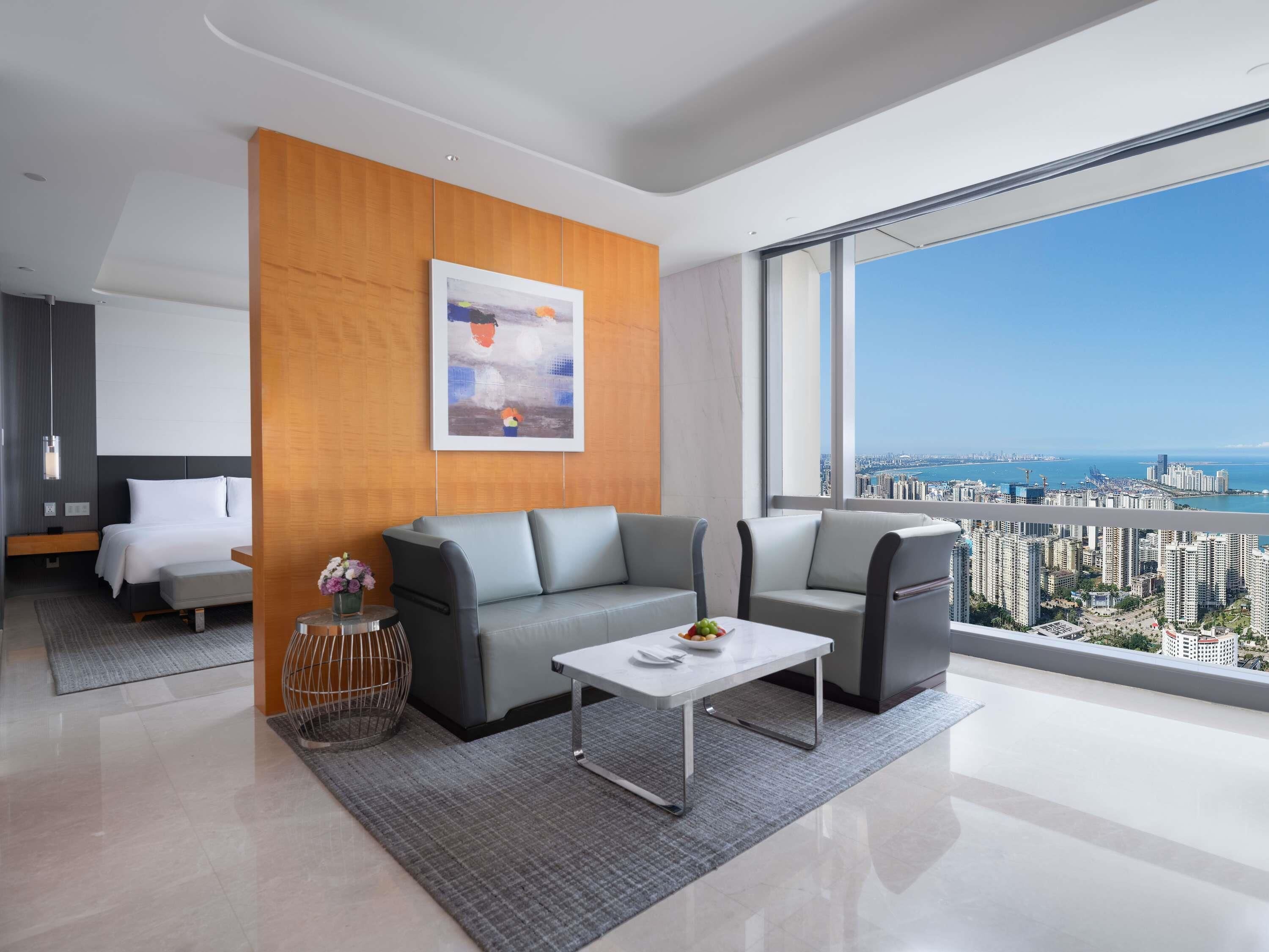 Cubrecamas, minibar, caja de seguridad en la habitación y escritorio 