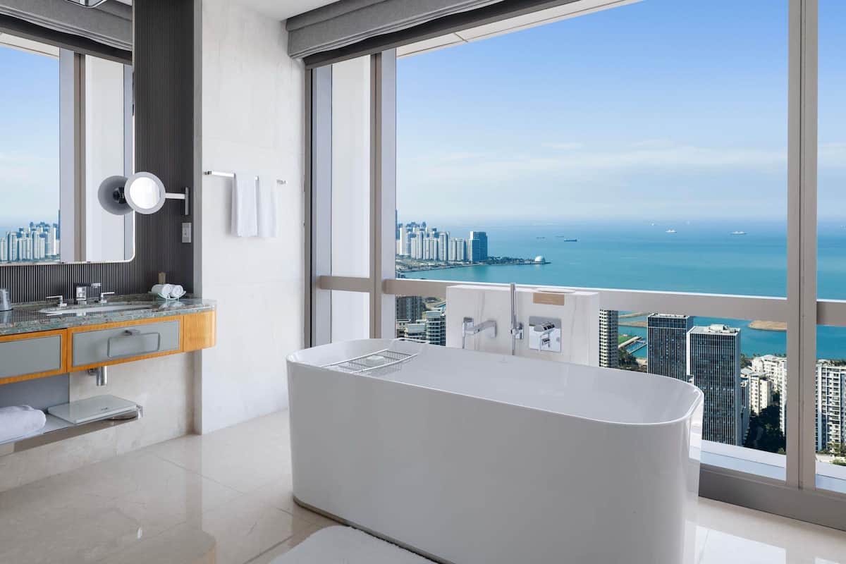 Cubrecamas, minibar, caja de seguridad en la habitación y escritorio