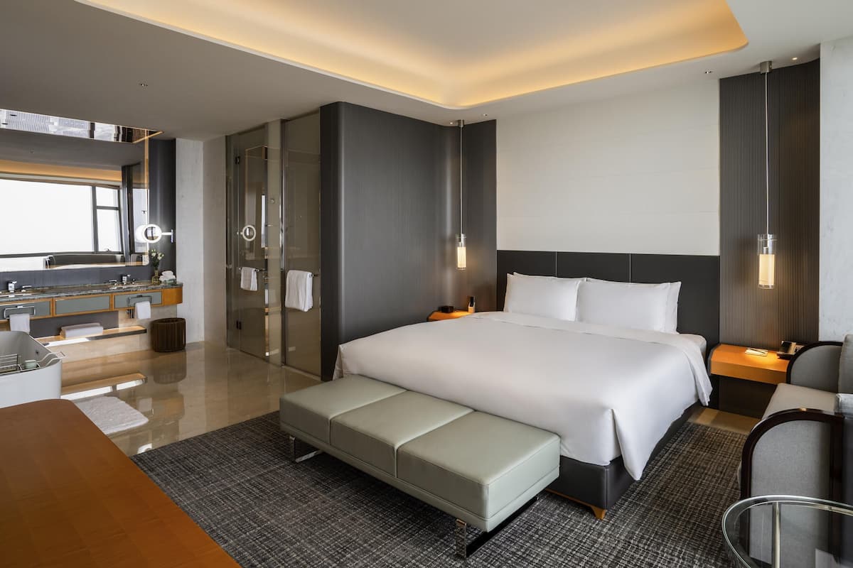 JUNIOR SUITE, Club Millesime Access,1 King Bed, Ocean View