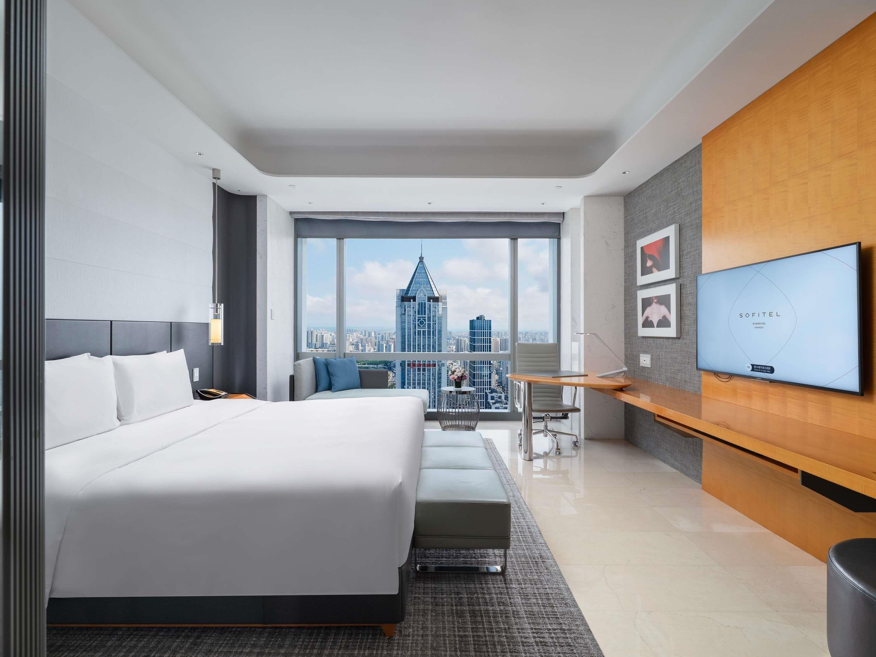 LUXURY CLUB ROOM, Club Millésime Access,1 King Bed, City View | Down duvets, minibar, in-room safe, desk