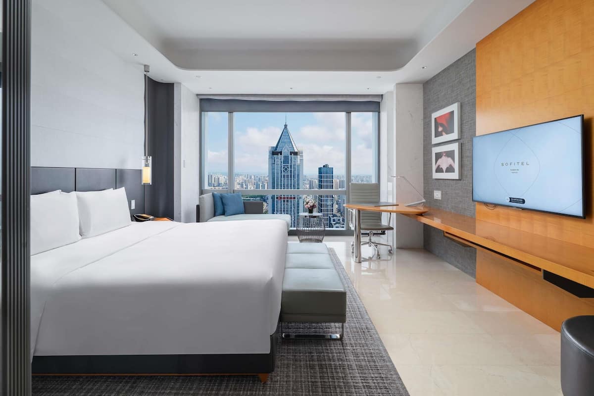 LUXURY CLUB ROOM, Club Millésime Access,1 King Bed, City View | Down comforters, minibar, in-room safe, desk