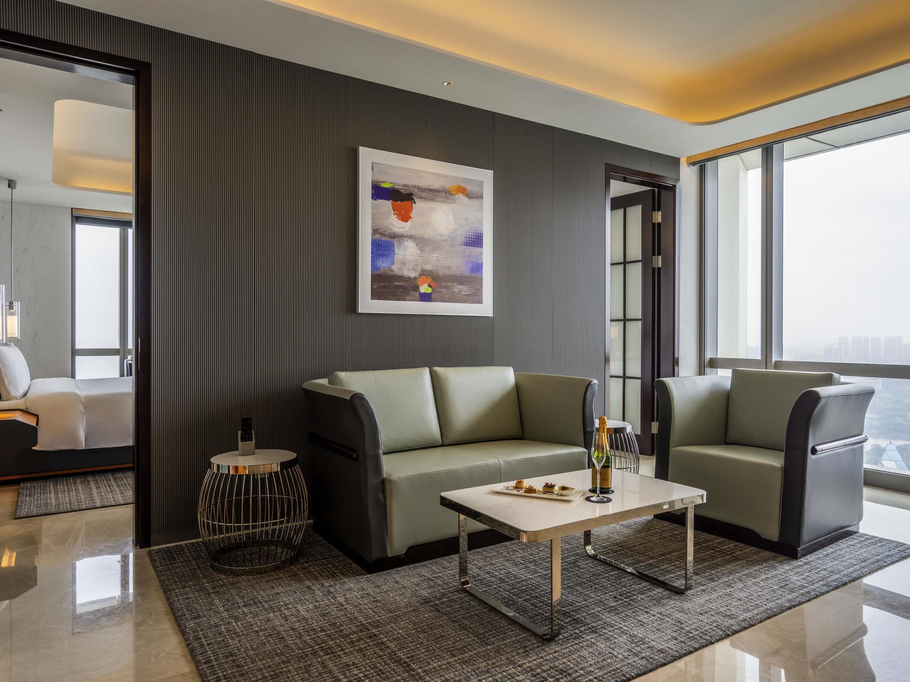 PRESTIGE SUITE, Club Millesime Access,1 King Bed, Ocean View | 羽绒被、迷你吧、客房内保险箱、办公桌