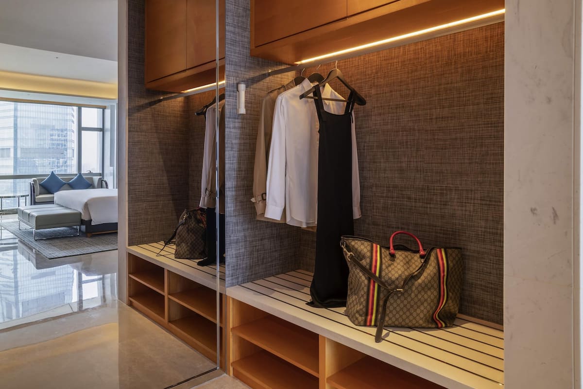 1 habitación, cubrecamas, minibar y caja de seguridad en la habitación
