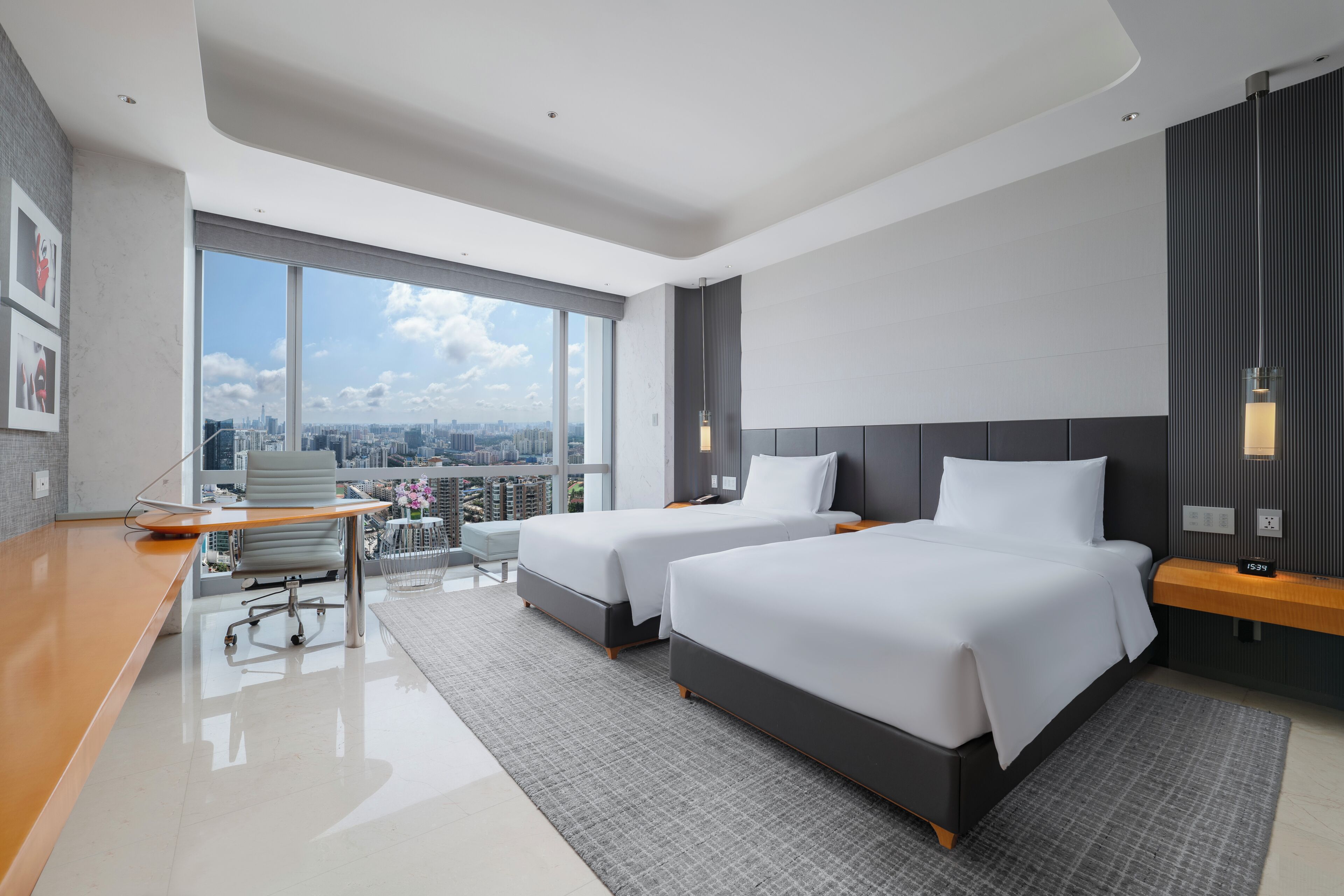 LUXURY CLUB ROOM, Club Millésime Access, Twin Beds, City View | Dundyner, minibar, pengeskab på værelset, skrivebord