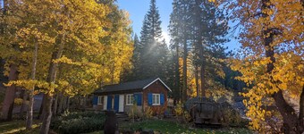 Riverfront Cottage 5 Minutes from Palisades Tahoe 10 minutes to Lake Tahoe