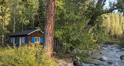 Riverfront Cottage 5 Minutes from Palisades Tahoe 10 minutes to Lake Tahoe