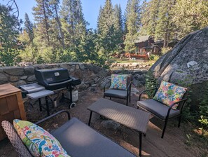 Property grounds - Riverfront Cottage 5 Minutes from Palisades Tahoe 10 minutes to Lake Tahoe (Tahoe City)