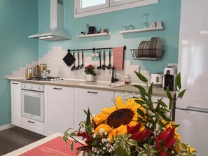 Jääkaappi, uuni, liesi, kahvin-/teenkeitin