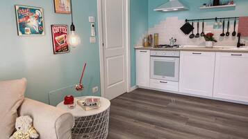 冷蔵庫、オーブン、コンロ、コーヒー / ティーメーカー