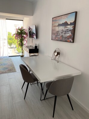 Panoramic-Apartment | Essbereich im Zimmer