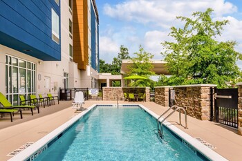 Pool (outdoor) at SpringHill Suites by Marriott Charleston Airport & Convention Center