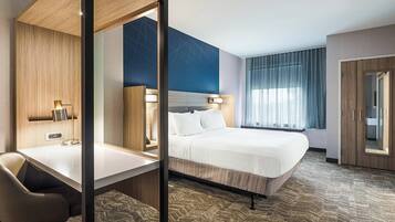 Studio Suite, 1 King Bed | Desk, laptop workspace, blackout curtains, iron/ironing board