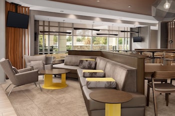Lobby lounge at SpringHill Suites by Marriott Charleston Airport & Convention Center
