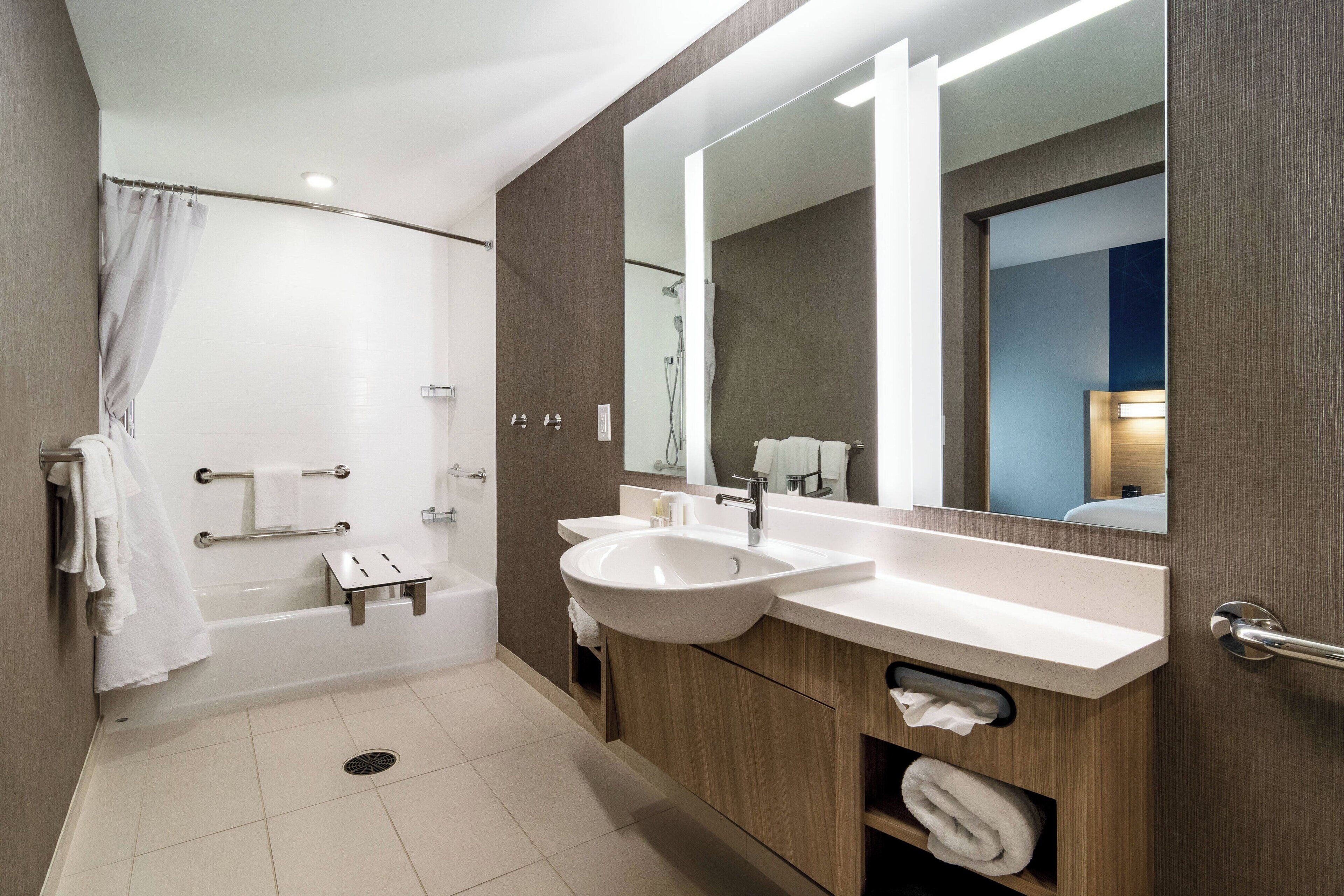 studio suite, 1 king bed, non smoking | bathroom | free toiletries, hair dryer