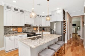 冷蔵庫、電子レンジ、オーブン、コンロ