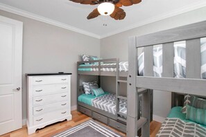 3 室のベッドルーム、アイロン / アイロン台、WiFi、ベッドシーツ