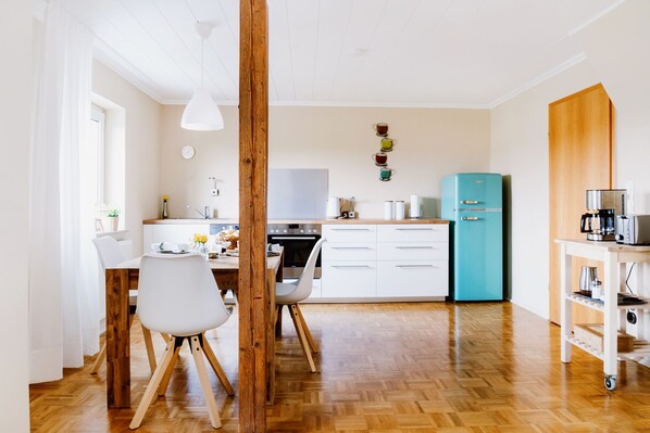 Fridge, oven, stovetop, dishwasher