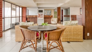 Lobby sitting area - Hotel Oceanico Armaçao (Salvador)