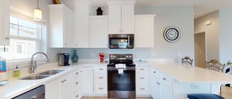 Jääkaappi, mikroaaltouuni, uuni, liesi