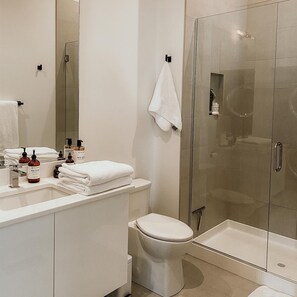 Douche, sĂšche-cheveux, serviettes fournies, savon