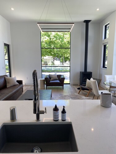 Luxury Executive Home located in the heart of the city