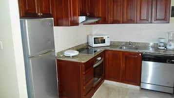 Kühlschrank, Mikrowelle, Ofen, Wasserkocher mit Kaffee-/Teezubehör