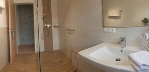 Dusche, Haartrockner, Handtücher, Seife