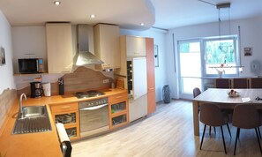 Frigorifero, microonde, forno, piano cottura