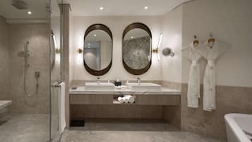 Suite (City Light) | Badkamer | Milieuvriendelijke toiletartikelen, een haardroger, badjassen