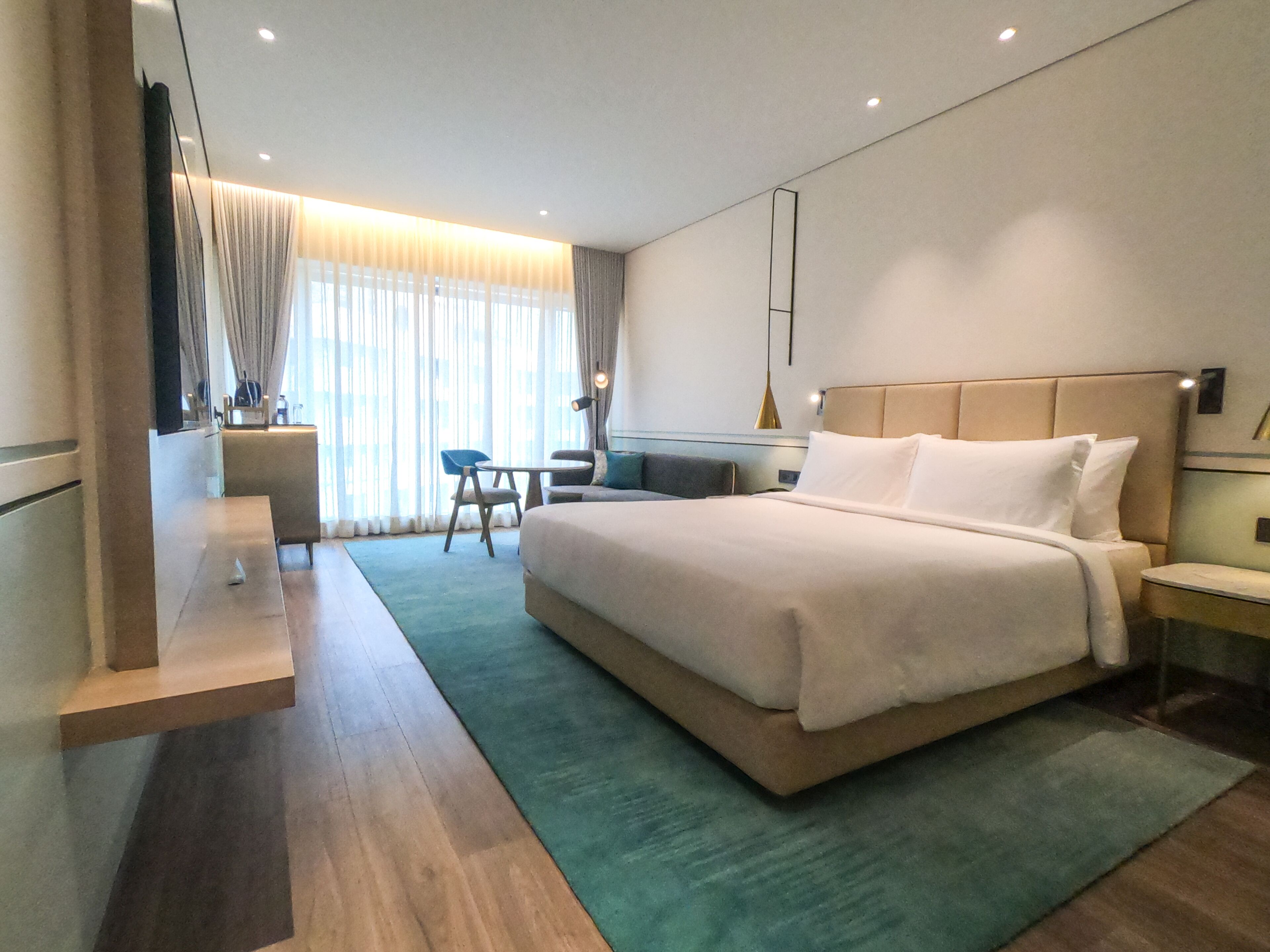 deluxe room | minibar, in-room safe, individually furnished, desk