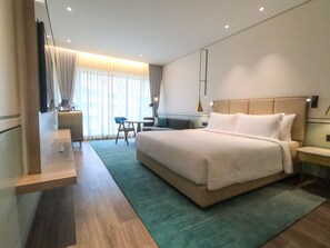 Deluxe Room | Minibar, in-room safe, individually furnished, desk - Radisson Blu Mumbai International Airport (Mumbai)