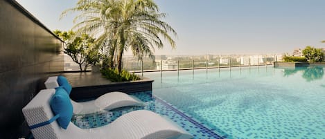 Una piscina al aire libre