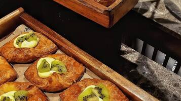 Una bandeja de pasteles con rodajas de kiwi por encima.