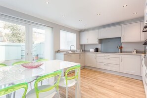 Fridge, microwave, oven, stovetop - Reel Time - A Stone's Throw from Poole Quay (Poole)