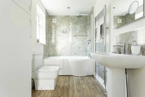 Combined shower/tub, hair dryer, towels