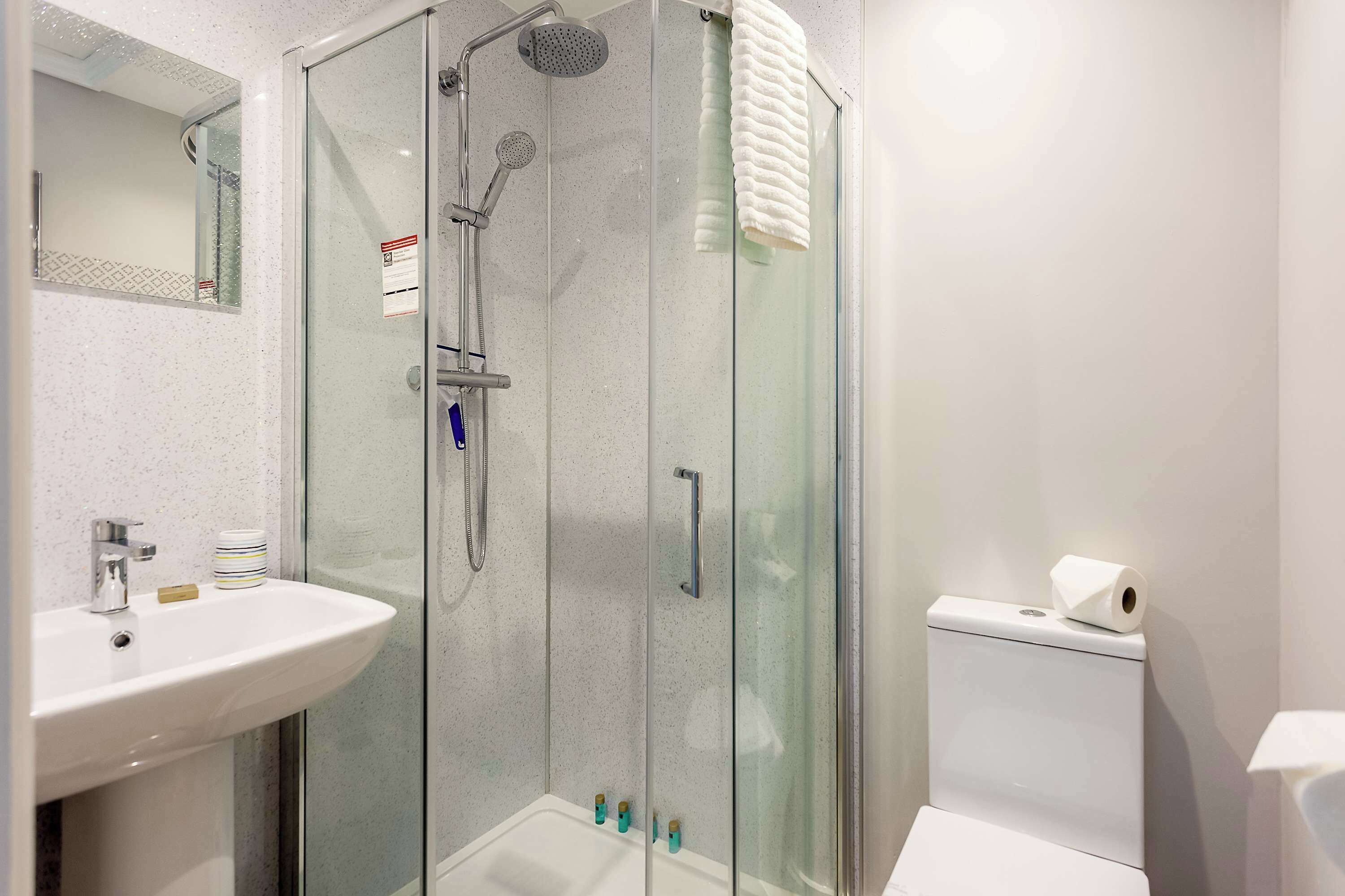 Combined shower/tub, hair dryer, towels