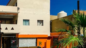 Un bâtiment à la façade plate, doté de deux fenêtres et d’une porte.