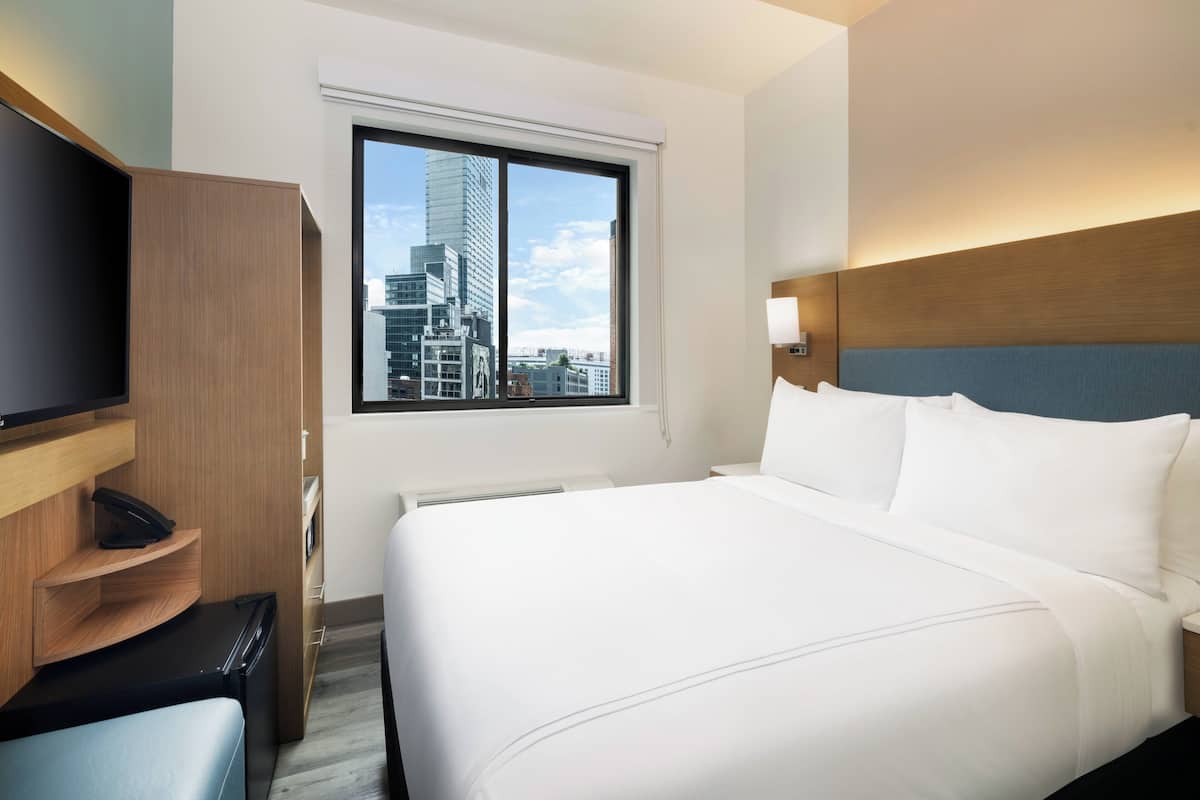 Premium bedding, in-room safe, laptop workspace, blackout curtains
