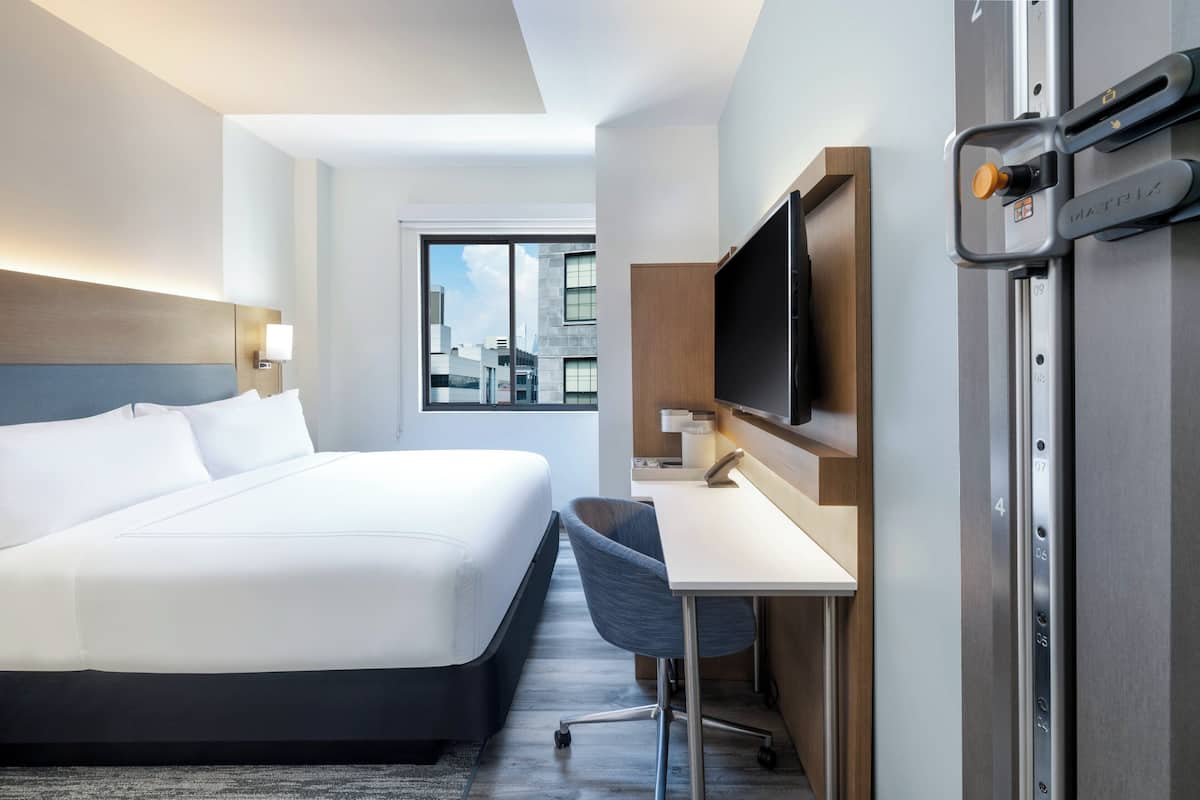 Premium bedding, in-room safe, laptop workspace, blackout curtains