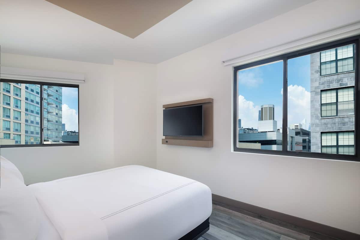 Standard Room, 1 Queen Bed, Roll-in Shower (Mobility)
