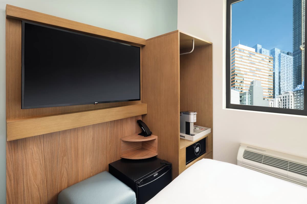 Premium bedding, in-room safe, laptop workspace, blackout curtains