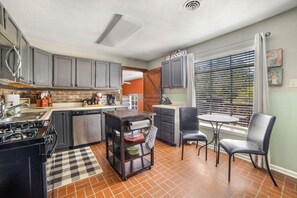 Fridge, microwave, oven, stovetop - Roadrunner - Great location between Austin and Dripping Springs (Austin)