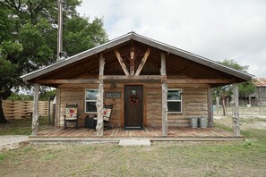 Exterior - Run Away Ranch | Quiet and Peaceful Cabin (Harper)