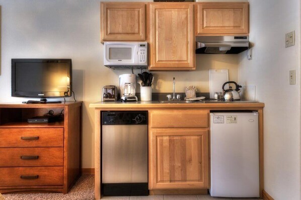 Réfrigérateur, micro-ondes, plaque de cuisson, lave-vaisselle