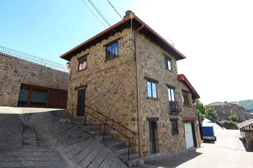 Tourist house in Lumbreras with private terrace.